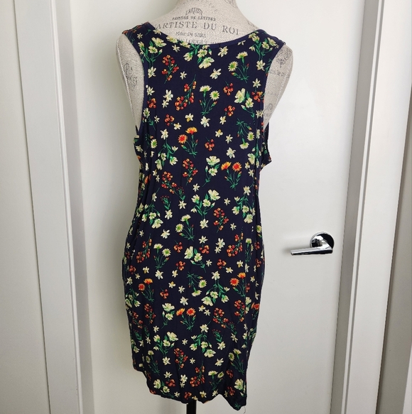 Handsewn Floral Sleeveless Blouse - Picture 5 of 7